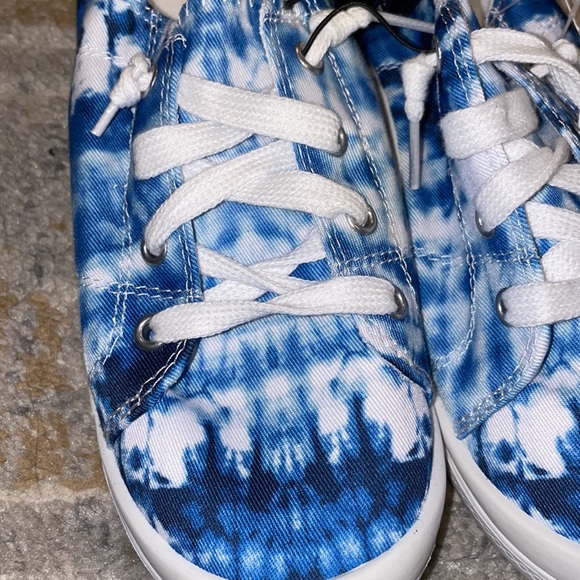 2/$20NEW CUTE SHOES $15 each - Picture 2 of 6